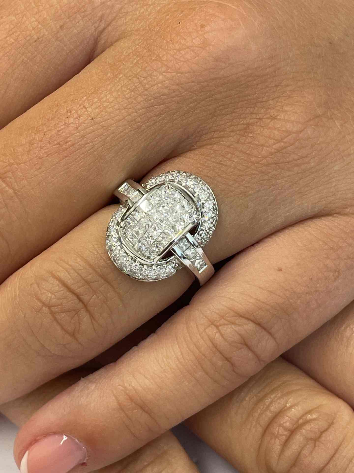 OLIVARES ring in 18k white gold with diamonds and princesses.