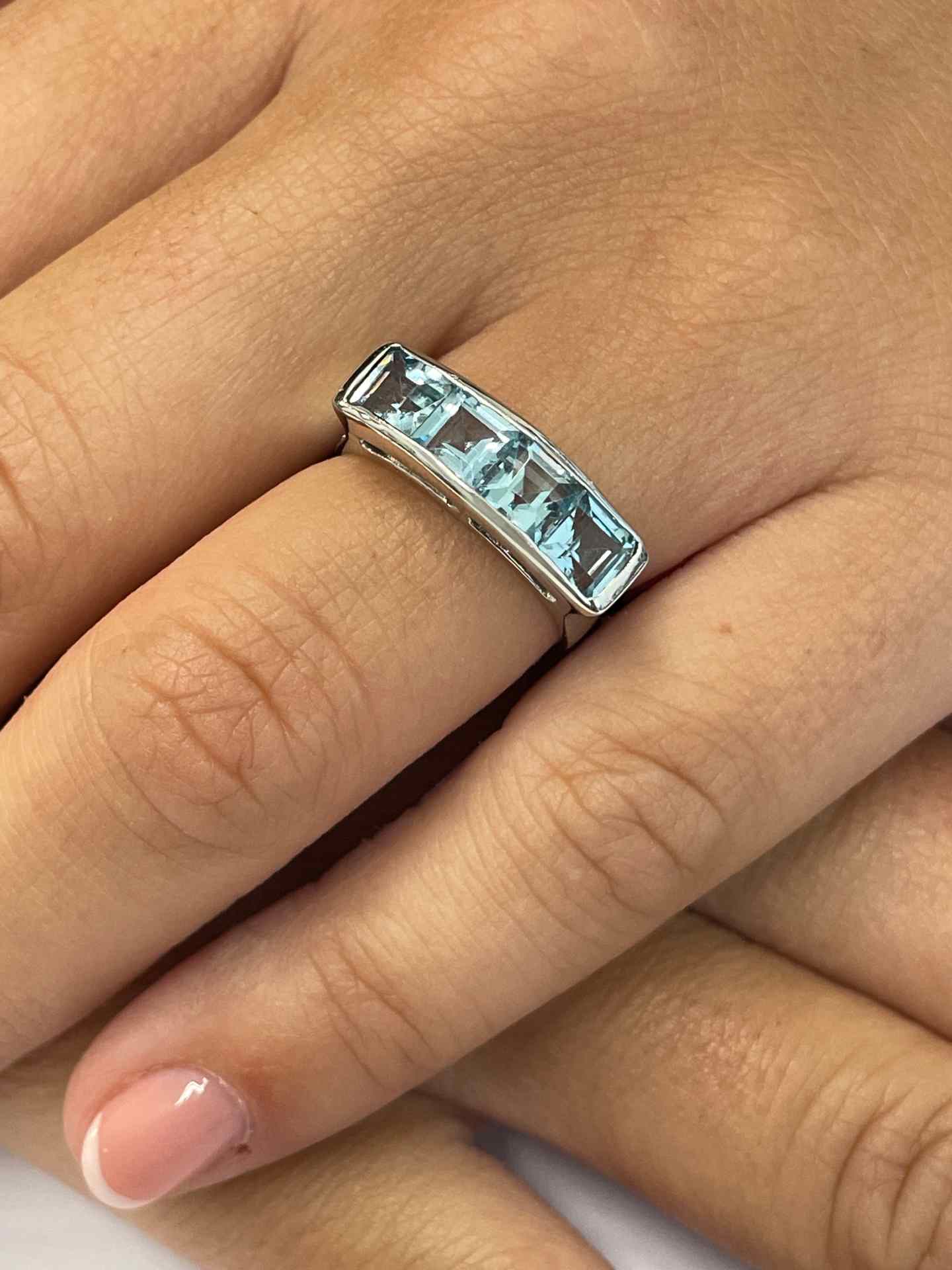 Anillo PILOÑA con princesas de cuarzo azul en oro blanco de 18 ktes.