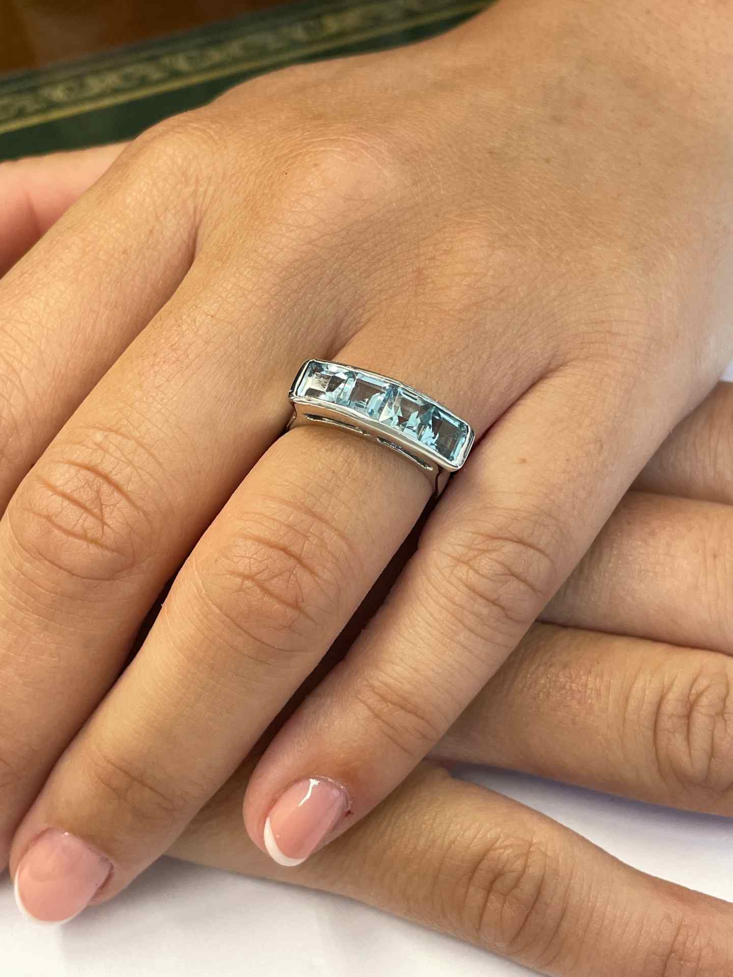 Anillo PILOÑA con princesas de cuarzo azul en oro blanco de 18 ktes.