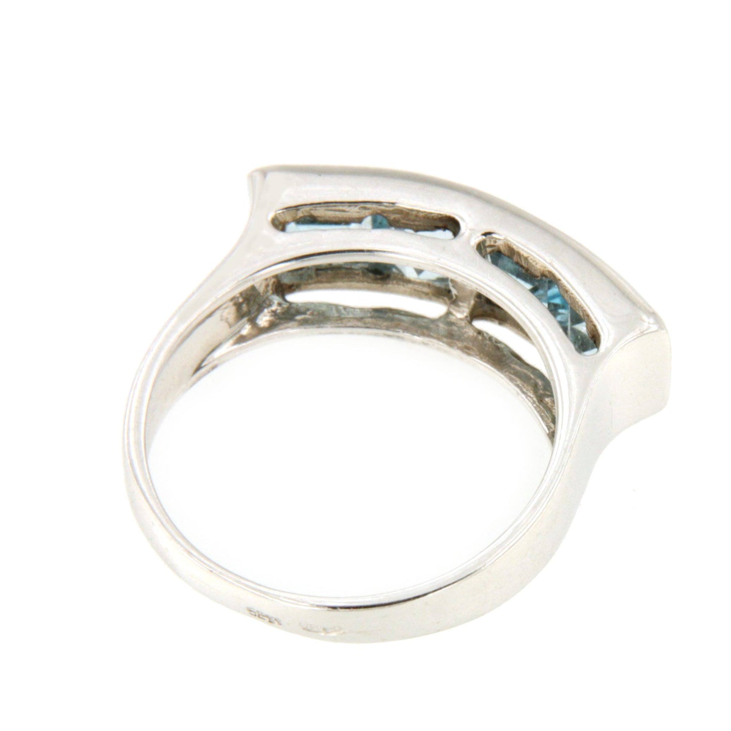 Anillo PILOÑA con princesas de cuarzo azul en oro blanco de 18 ktes.