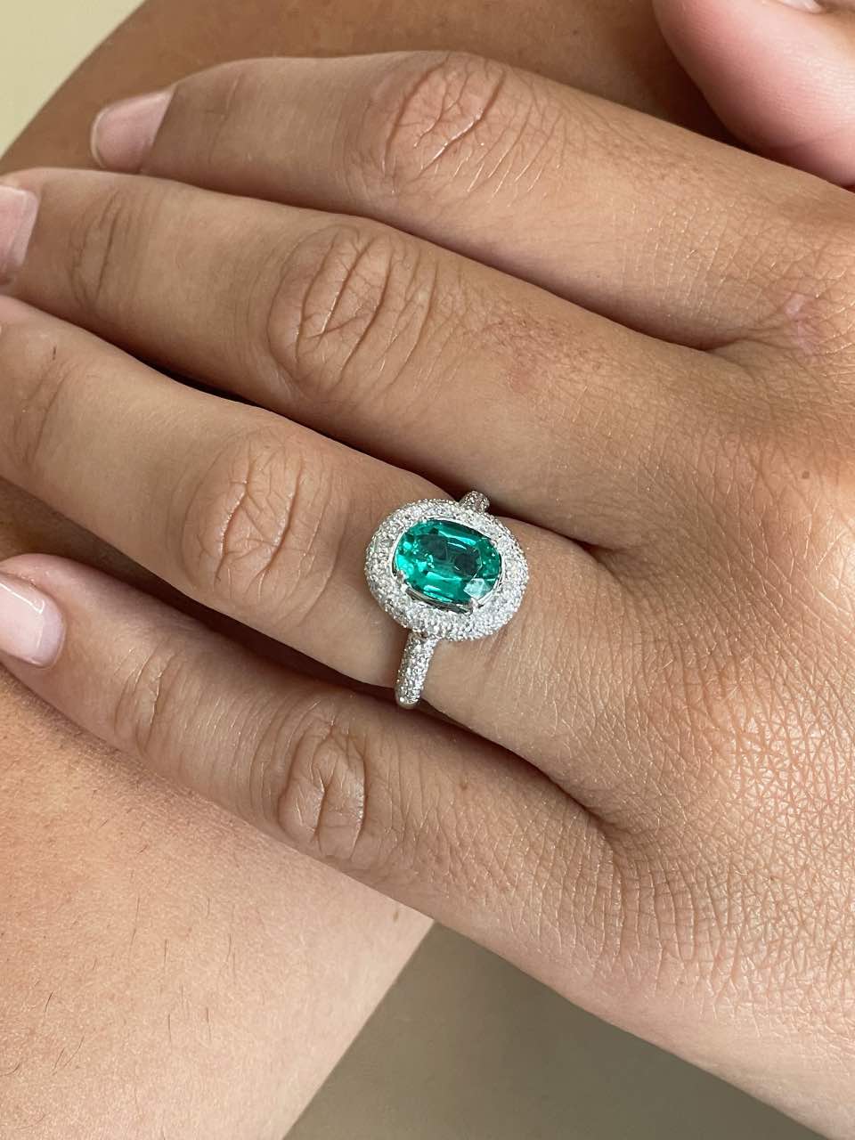 ECHO, anillo oro blanco de 18 kilates en brillantes y esmeralda o rubí