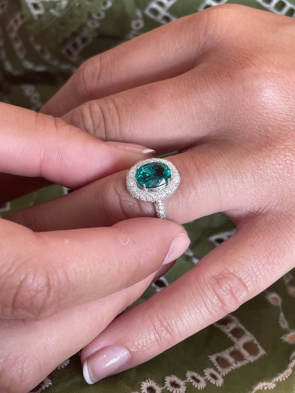 ECHO, anillo oro blanco de 18 kilates en brillantes y esmeralda o rubí