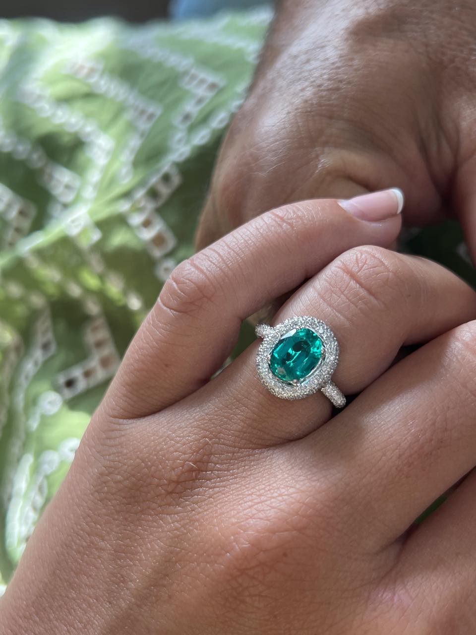 ECHO, anillo oro blanco de 18 kilates en brillantes y esmeralda o rubí