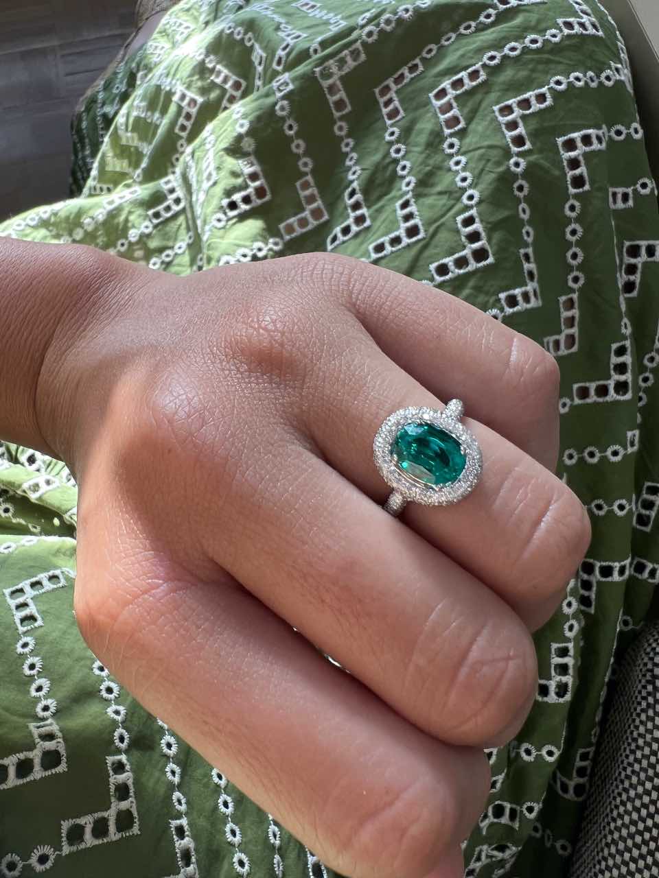 ECHO, anillo oro blanco de 18 kilates en brillantes y esmeralda o rubí