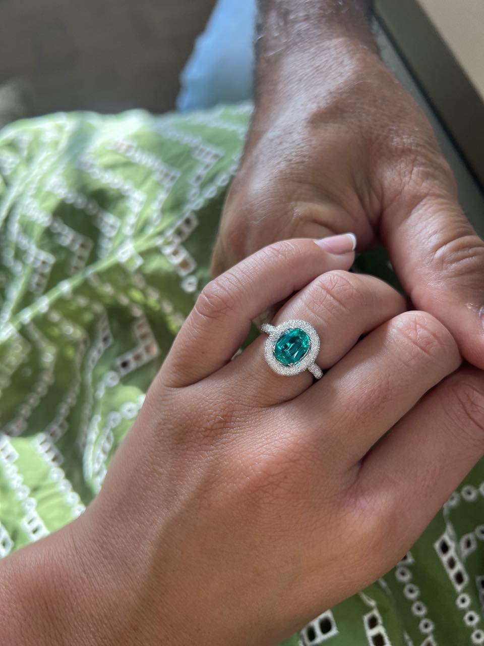 ECHO, anillo oro blanco de 18 kilates en brillantes y esmeralda o rubí
