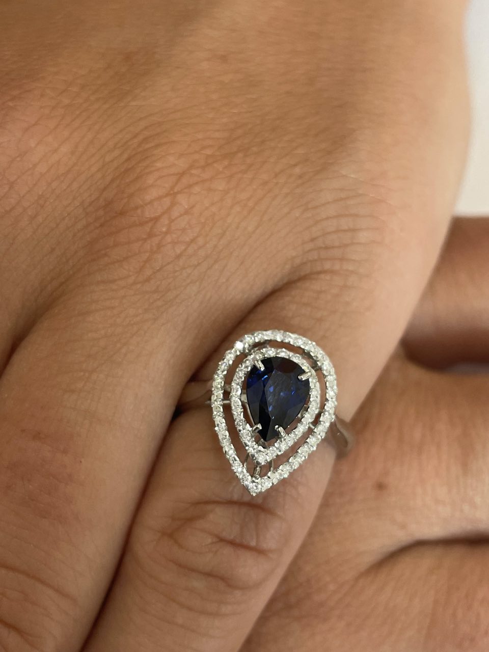 Anillo MEIRA, en oro blanco de 18 kts con brillantes y zafiro.