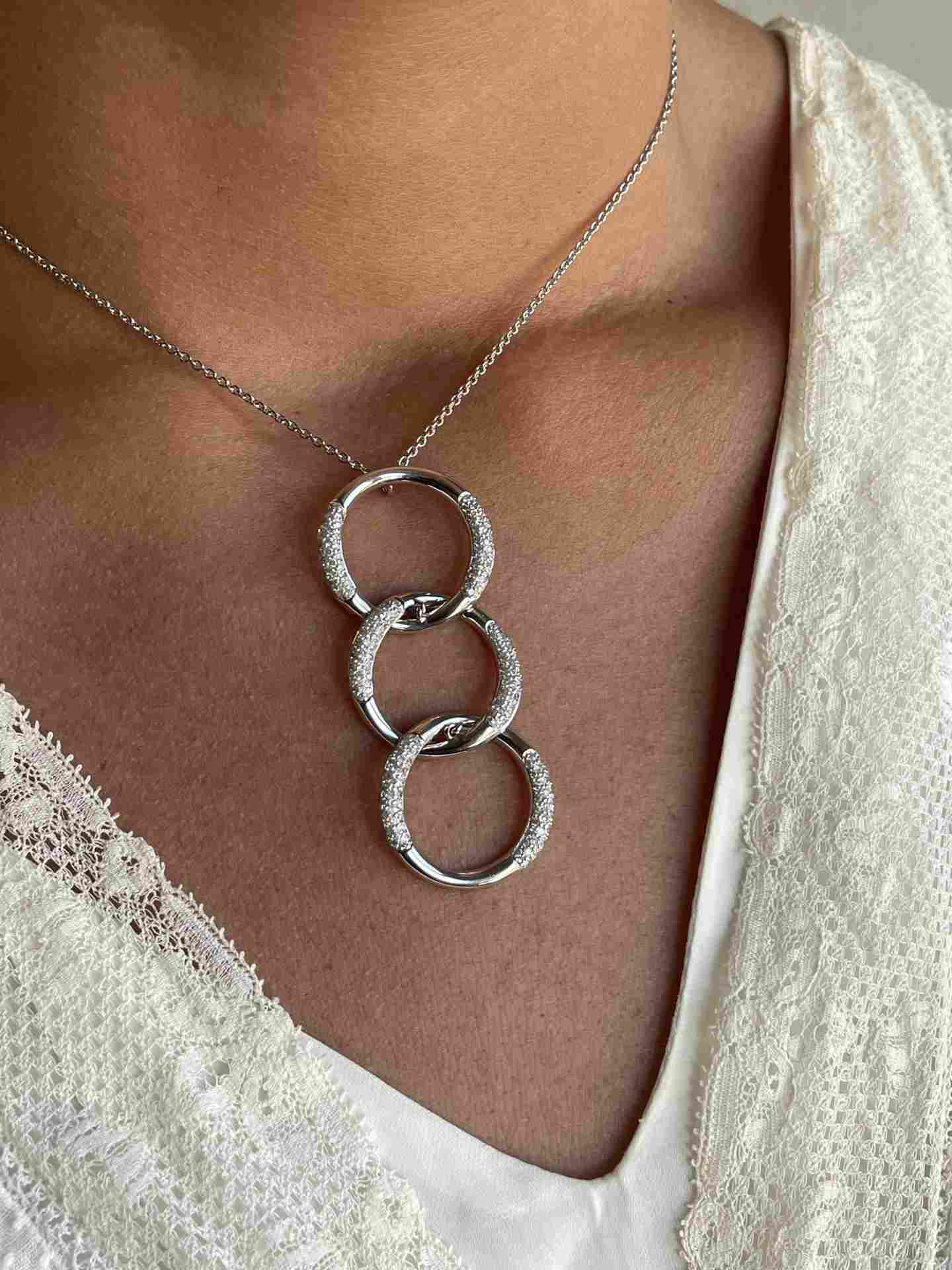 COBRA choker in 18k white gold with curb links in diamonds