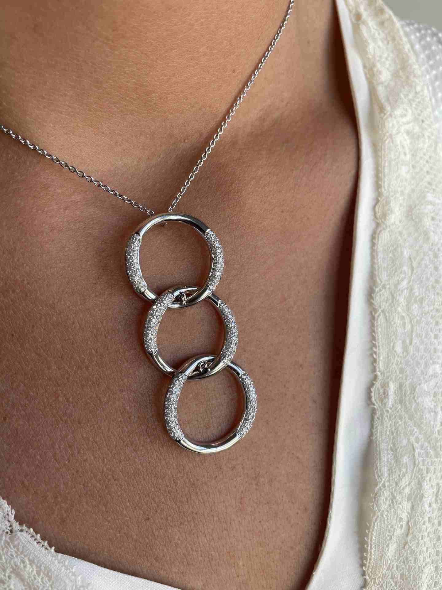 COBRA choker in 18k white gold with curb links in diamonds