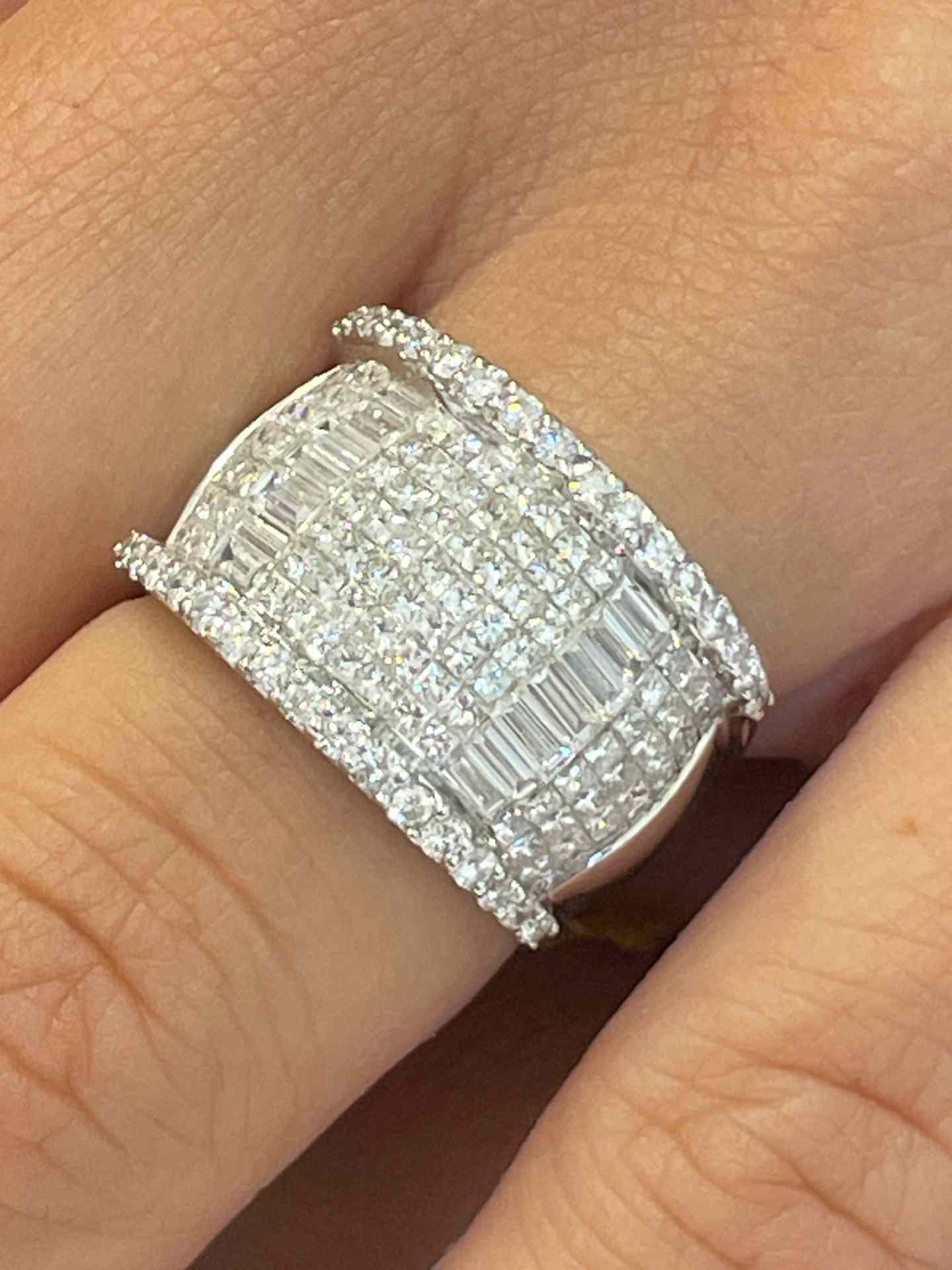 GUILLENA ring in 18k white gold with diamonds, baguettes and princesses.