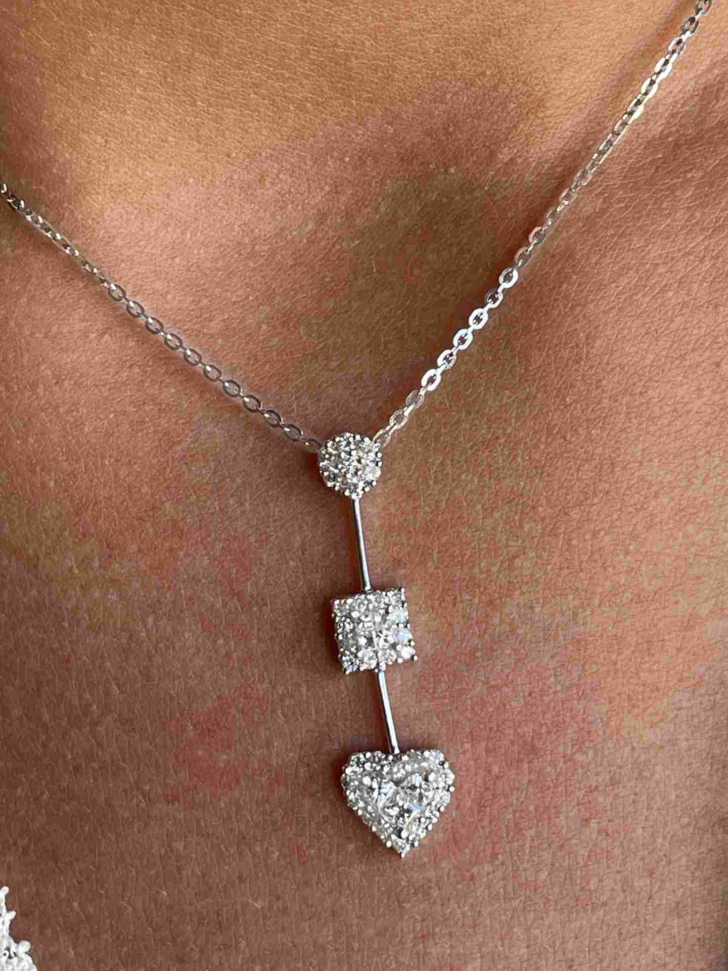 Dolphin choker in 18k white gold with diamonds and princesses