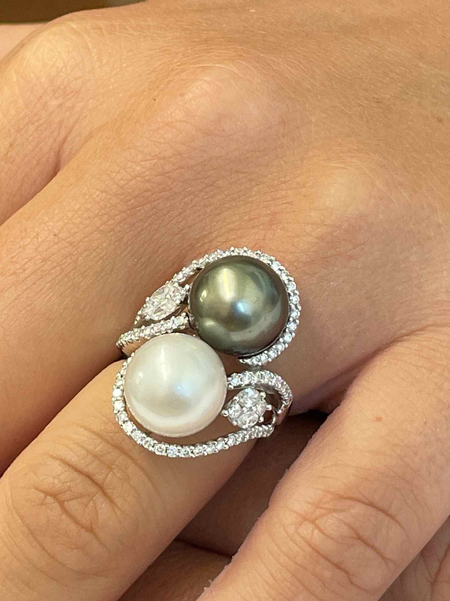 Anillo TARRASA en oro blanco 18 kilates con perlas australianas y brillantes.