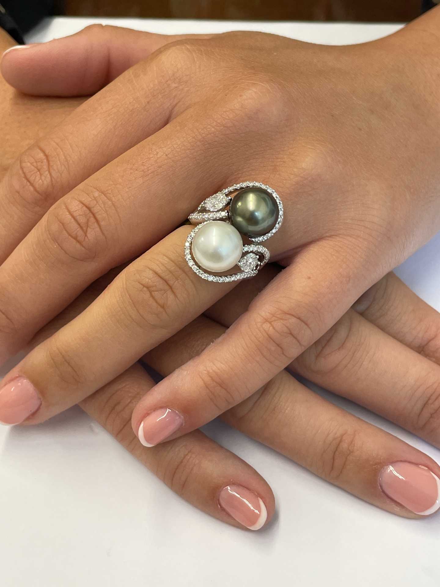 Anillo TARRASA en oro blanco 18 kilates con perlas australianas y brillantes.