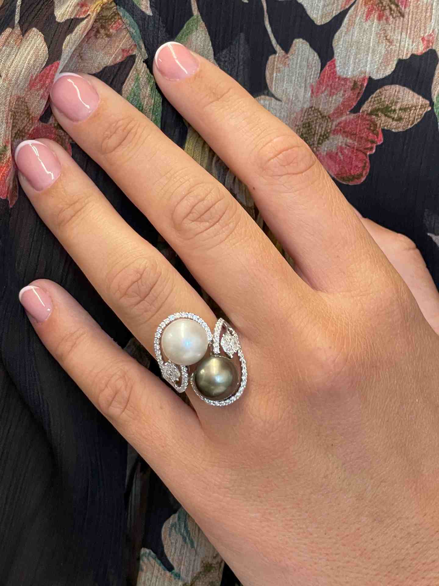 Anillo TARRASA en oro blanco 18 kilates con perlas australianas y brillantes.
