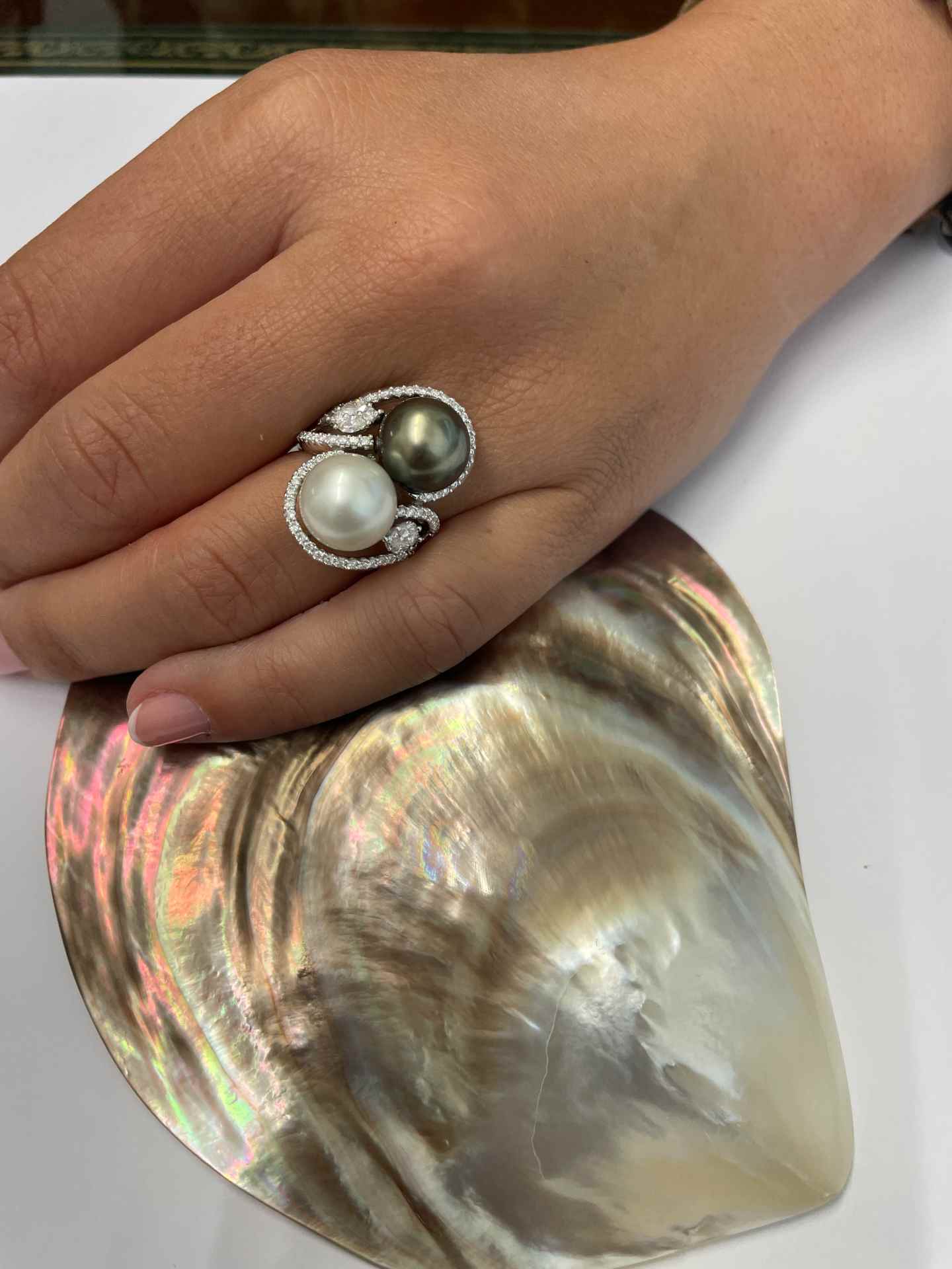 Anillo TARRASA en oro blanco 18 kilates con perlas australianas y brillantes.