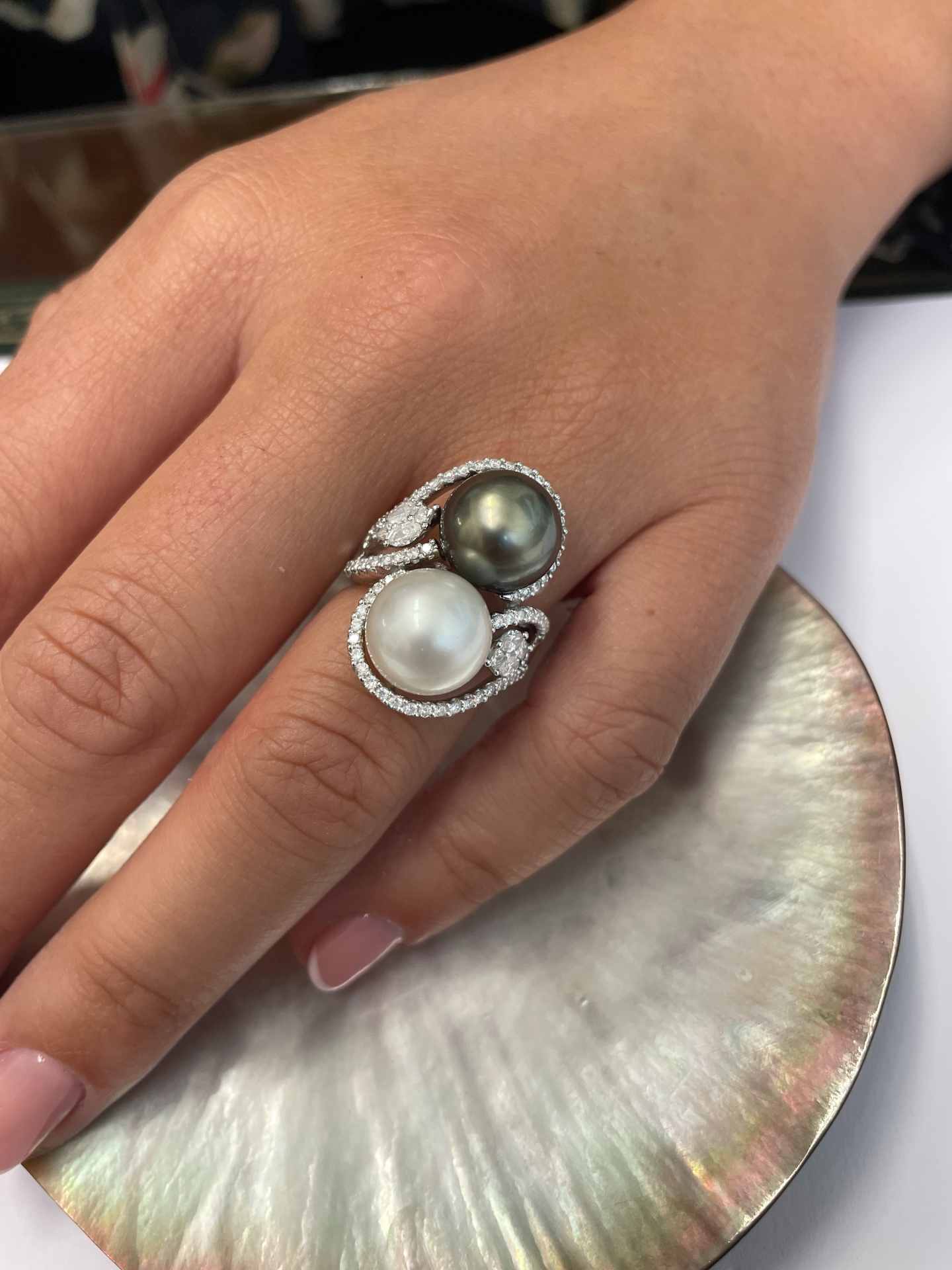 Anillo TARRASA en oro blanco 18 kilates con perlas australianas y brillantes.