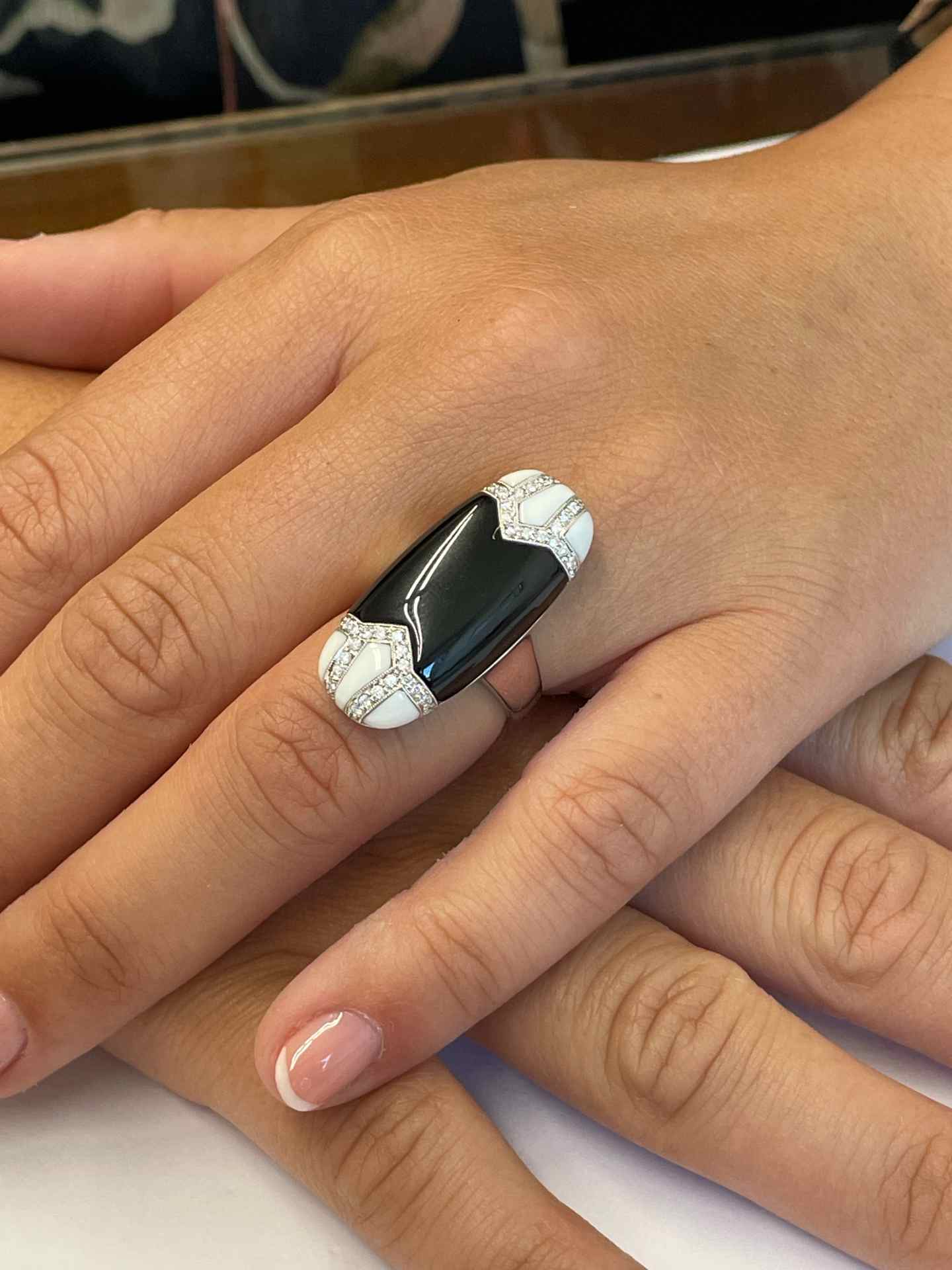 Anillo CORNELLA onix, agata blanca y brillantes en oro blanco 18 kilates.