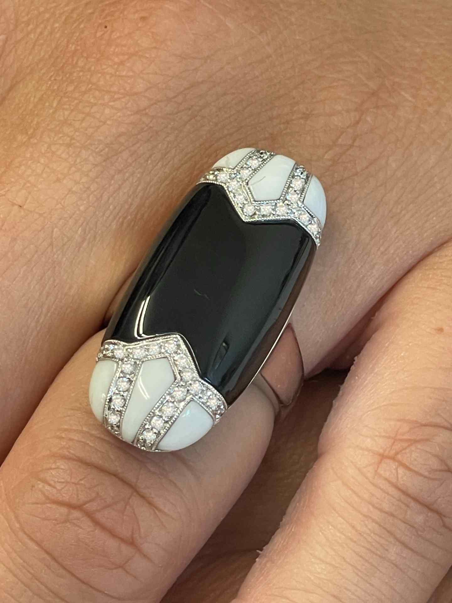 Anillo CORNELLA onix, agata blanca y brillantes en oro blanco 18 kilates.