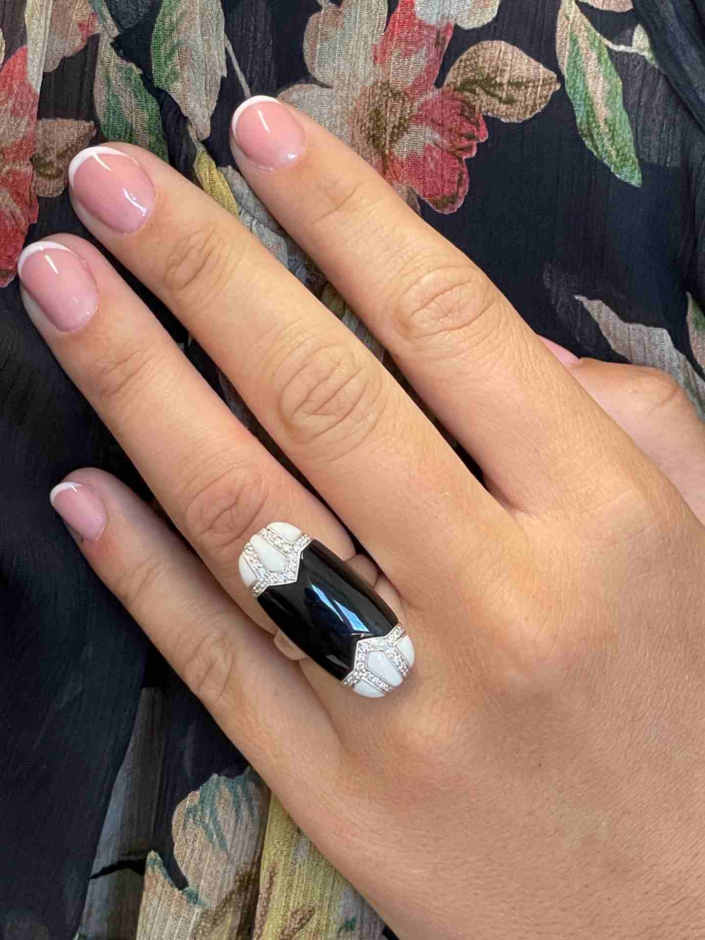 Anillo CORNELLA onix, agata blanca y brillantes en oro blanco 18 kilates.