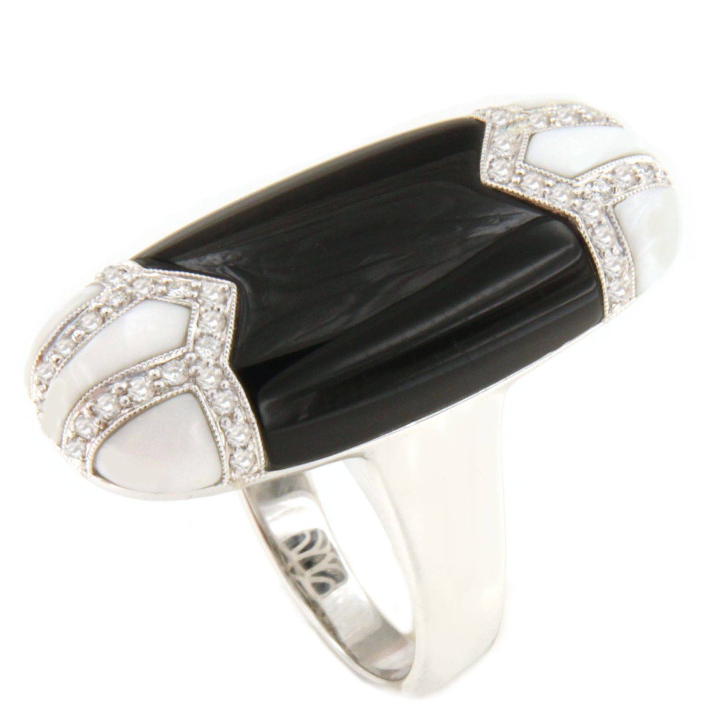 Anillo CORNELLA onix, agata blanca y brillantes en oro blanco 18 kilates.