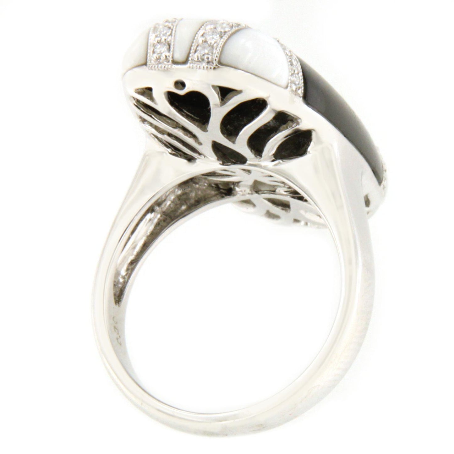 Anillo CORNELLA onix, agata blanca y brillantes en oro blanco 18 kilates.