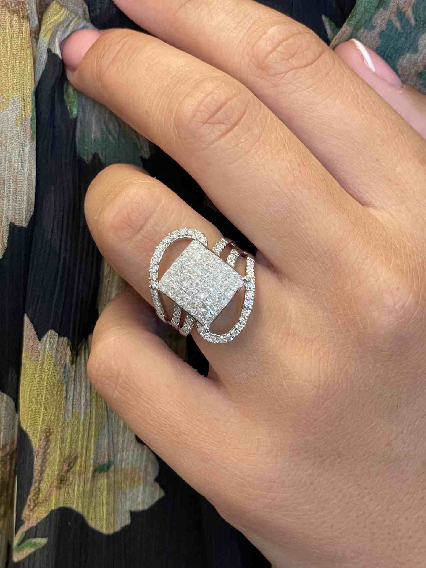 BADALONA ring in 18k white gold with diamonds and princesses.