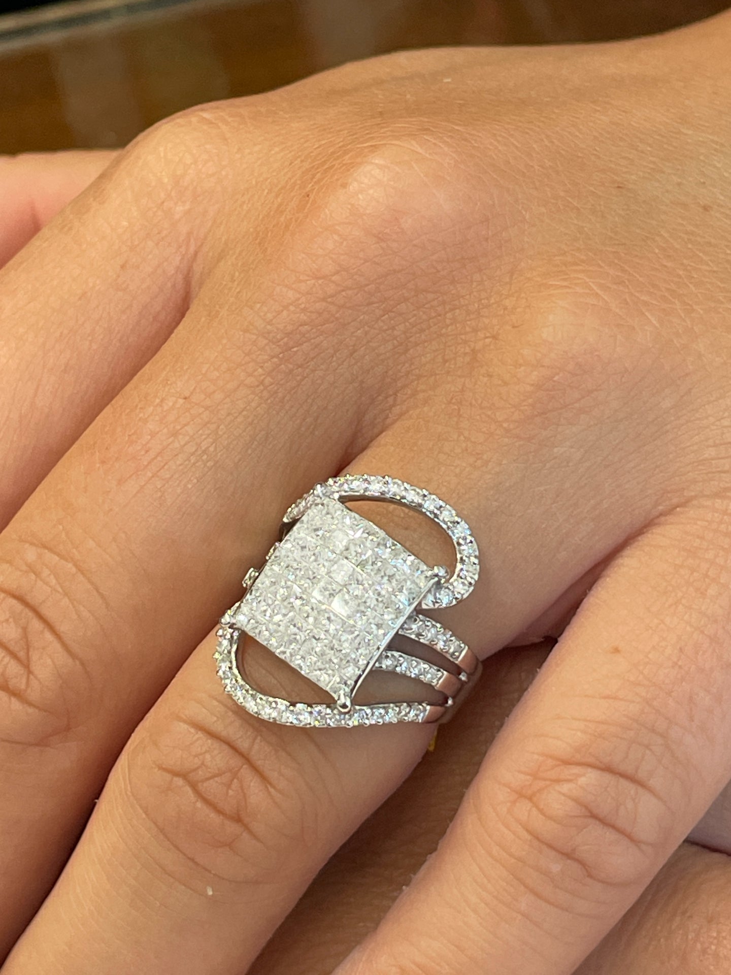 BADALONA ring in 18k white gold with diamonds and princesses.