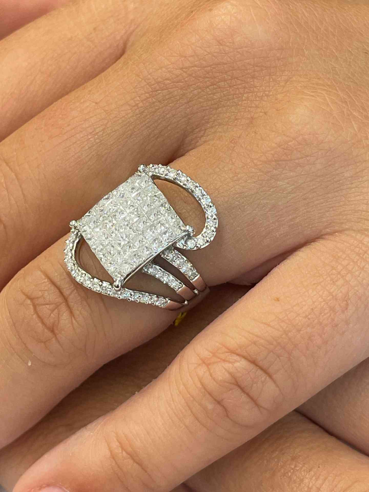 BADALONA ring in 18k white gold with diamonds and princesses.