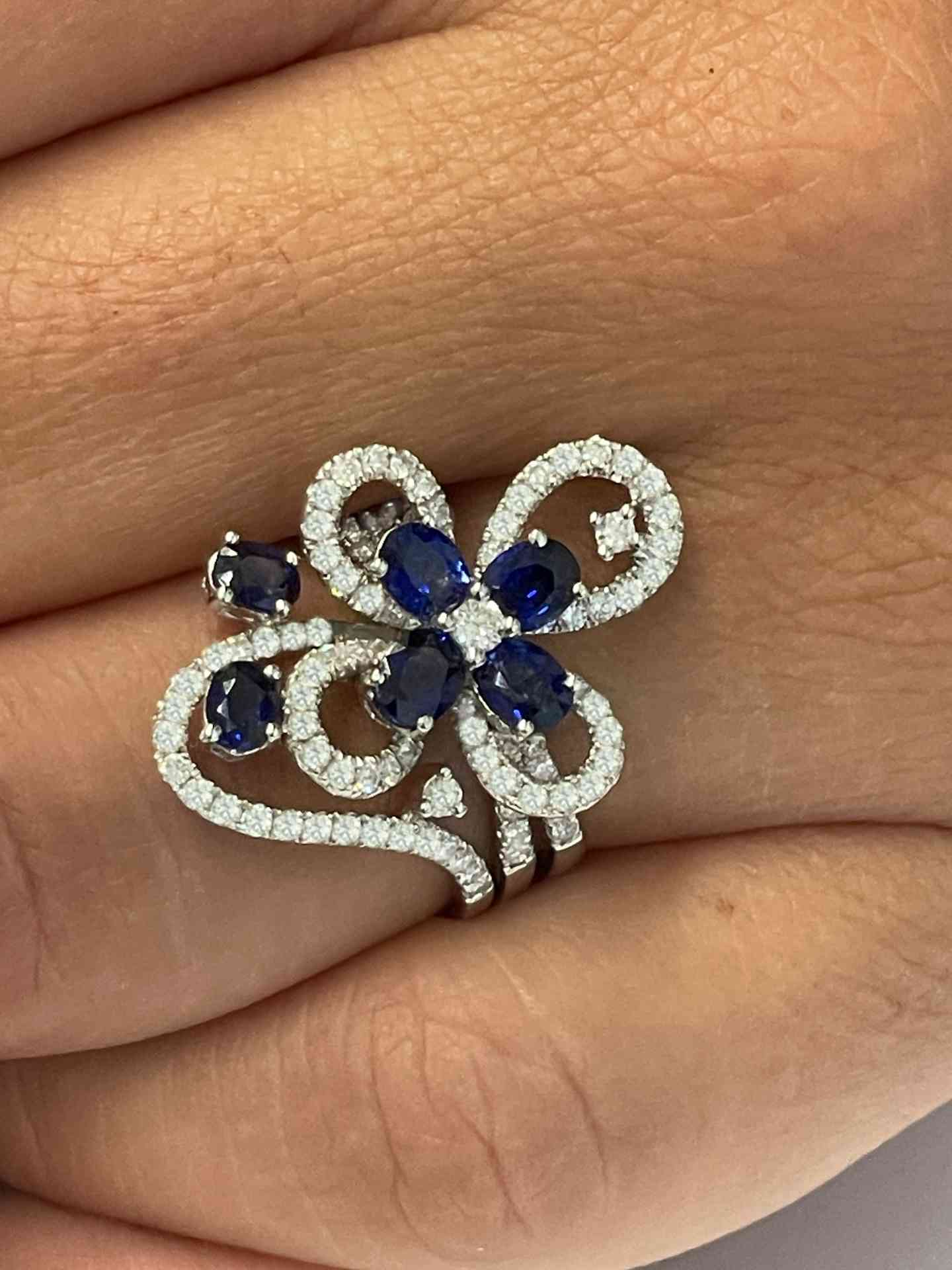 MANRESA ring in 18-karat white gold with oval sapphires and diamonds.