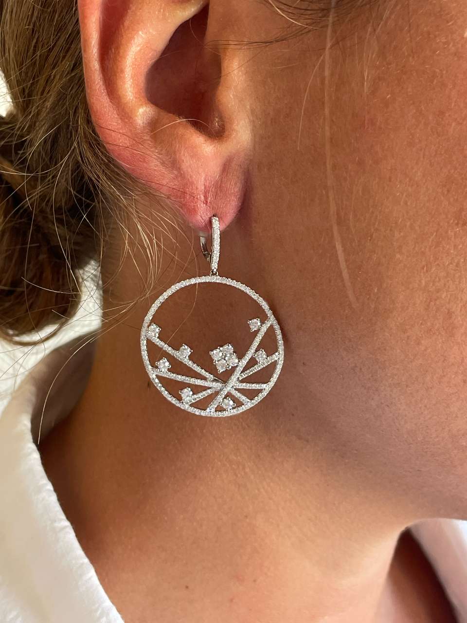 CARMONA long earring with diamonds in 18k white gold.