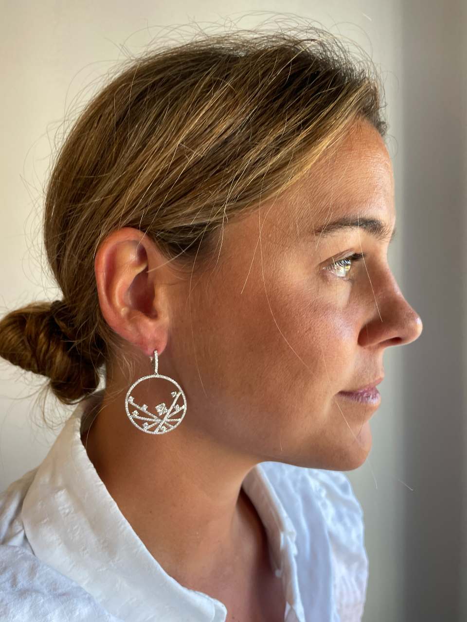 CARMONA long earring with diamonds in 18k white gold.