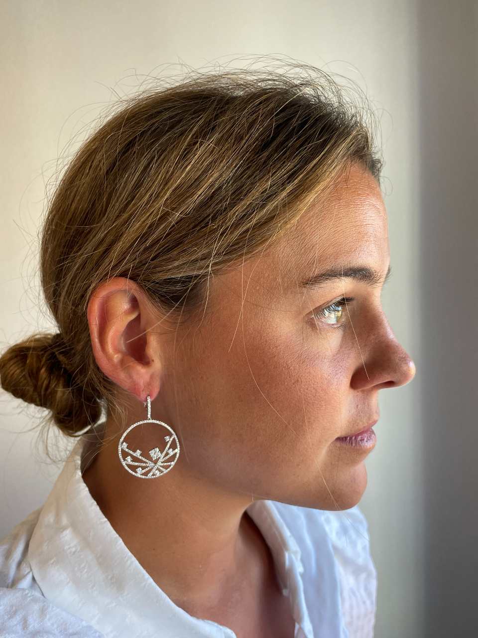 CARMONA long earring with diamonds in 18k white gold.