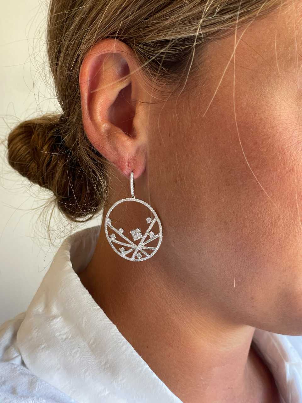 CARMONA long earring with diamonds in 18k white gold.