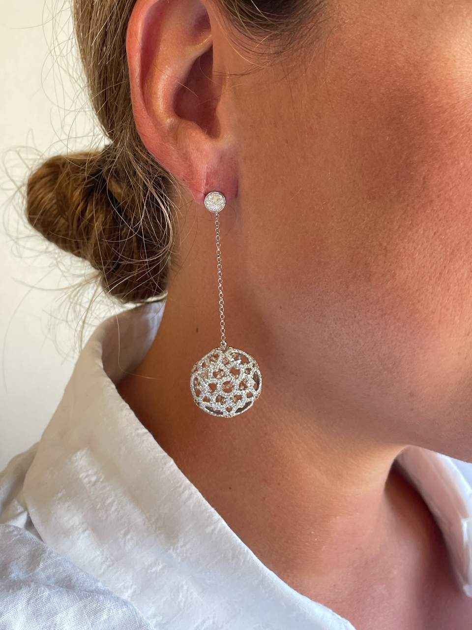 Long PILAS earring with diamonds in 18k white and rose gold