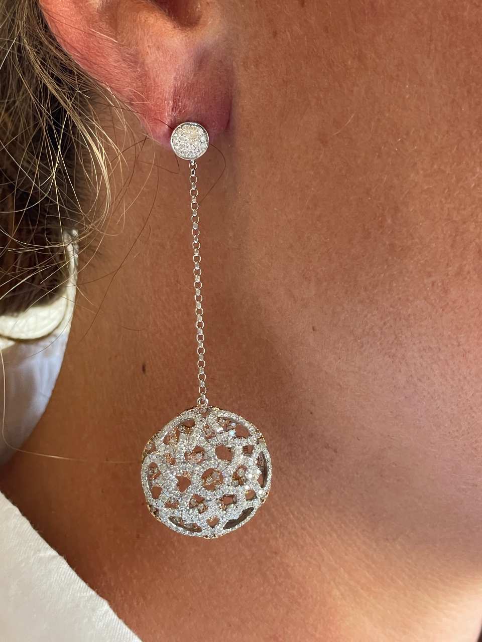 Long PILAS earring with diamonds in 18k white and rose gold