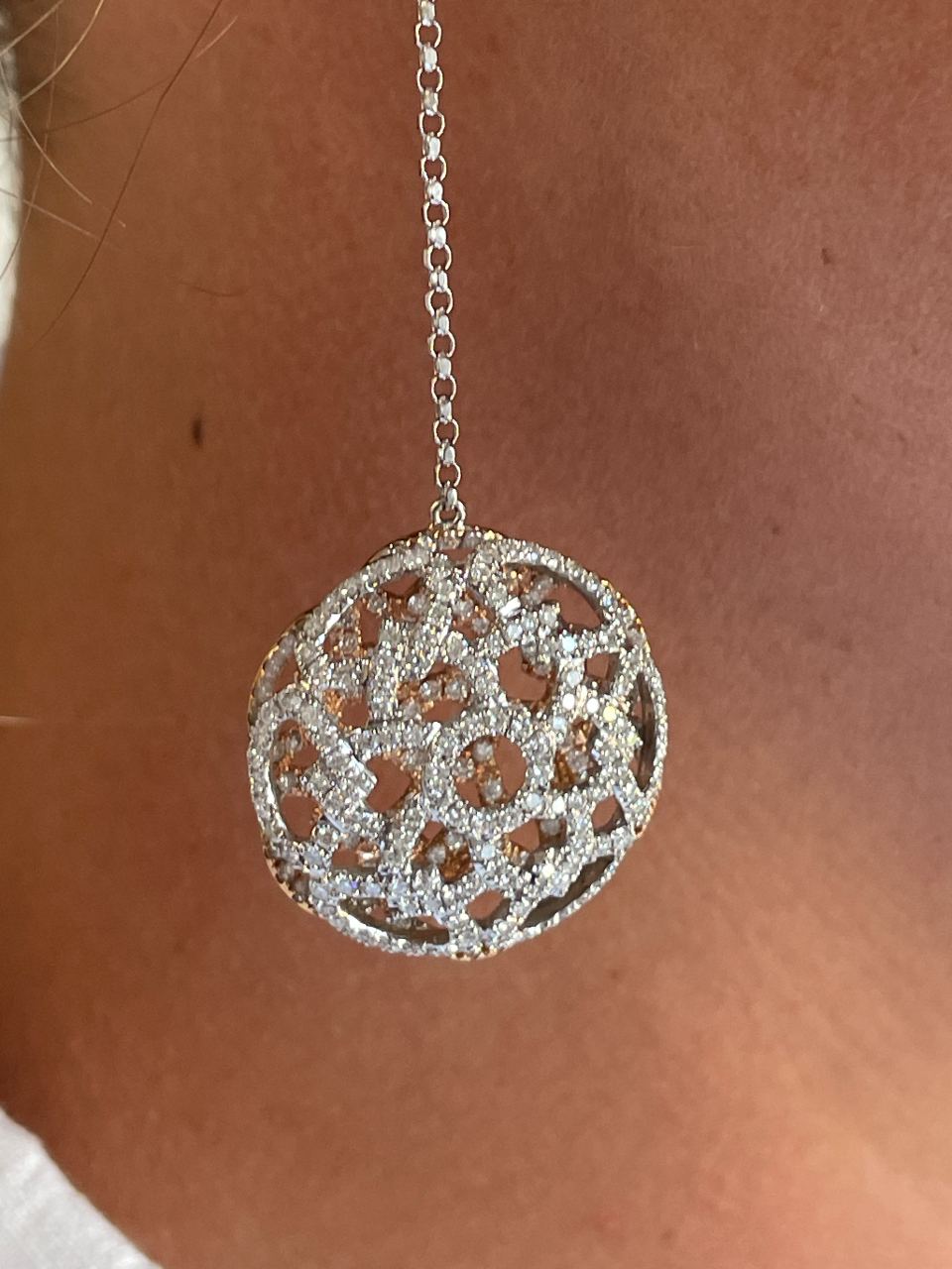 Long PILAS earring with diamonds in 18k white and rose gold