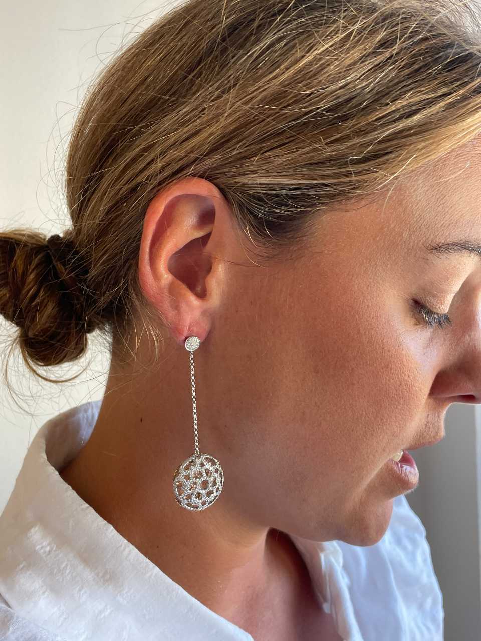Long PILAS earring with diamonds in 18k white and rose gold