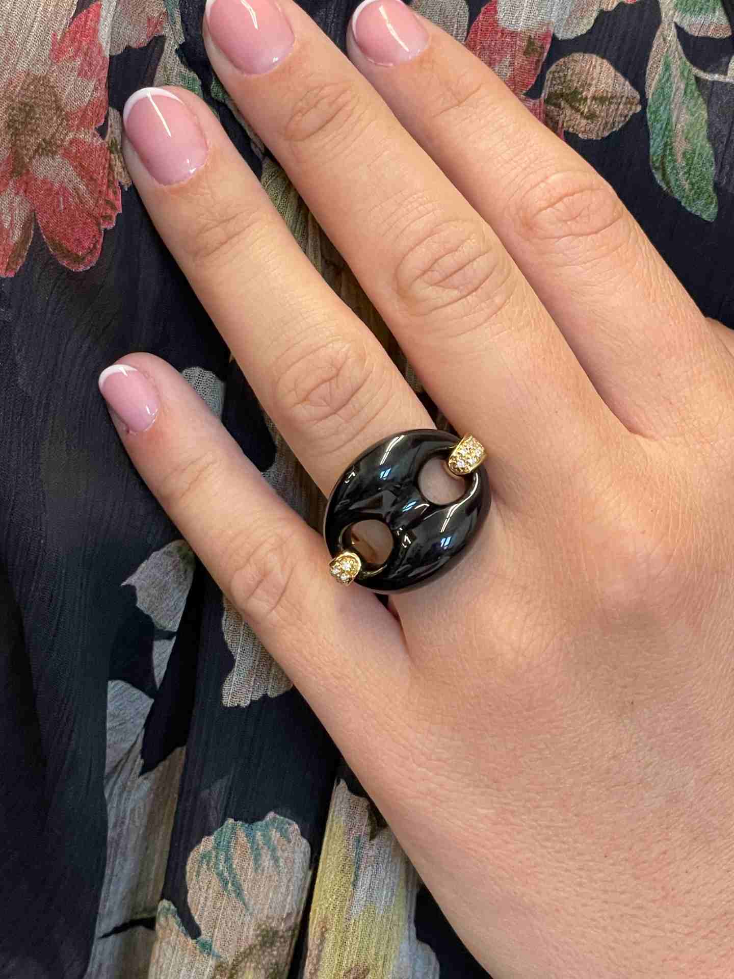 Anillo FIGUERAS en oro amarillo 18 kilates con onix y brillantes.