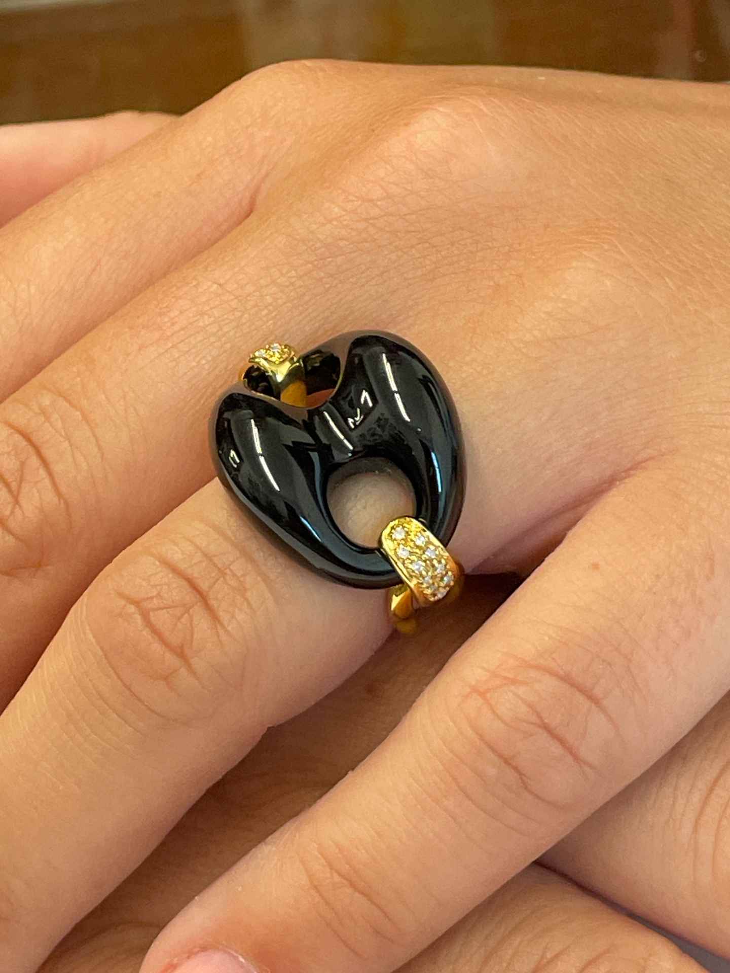 Anillo FIGUERAS en oro amarillo 18 kilates con onix y brillantes.