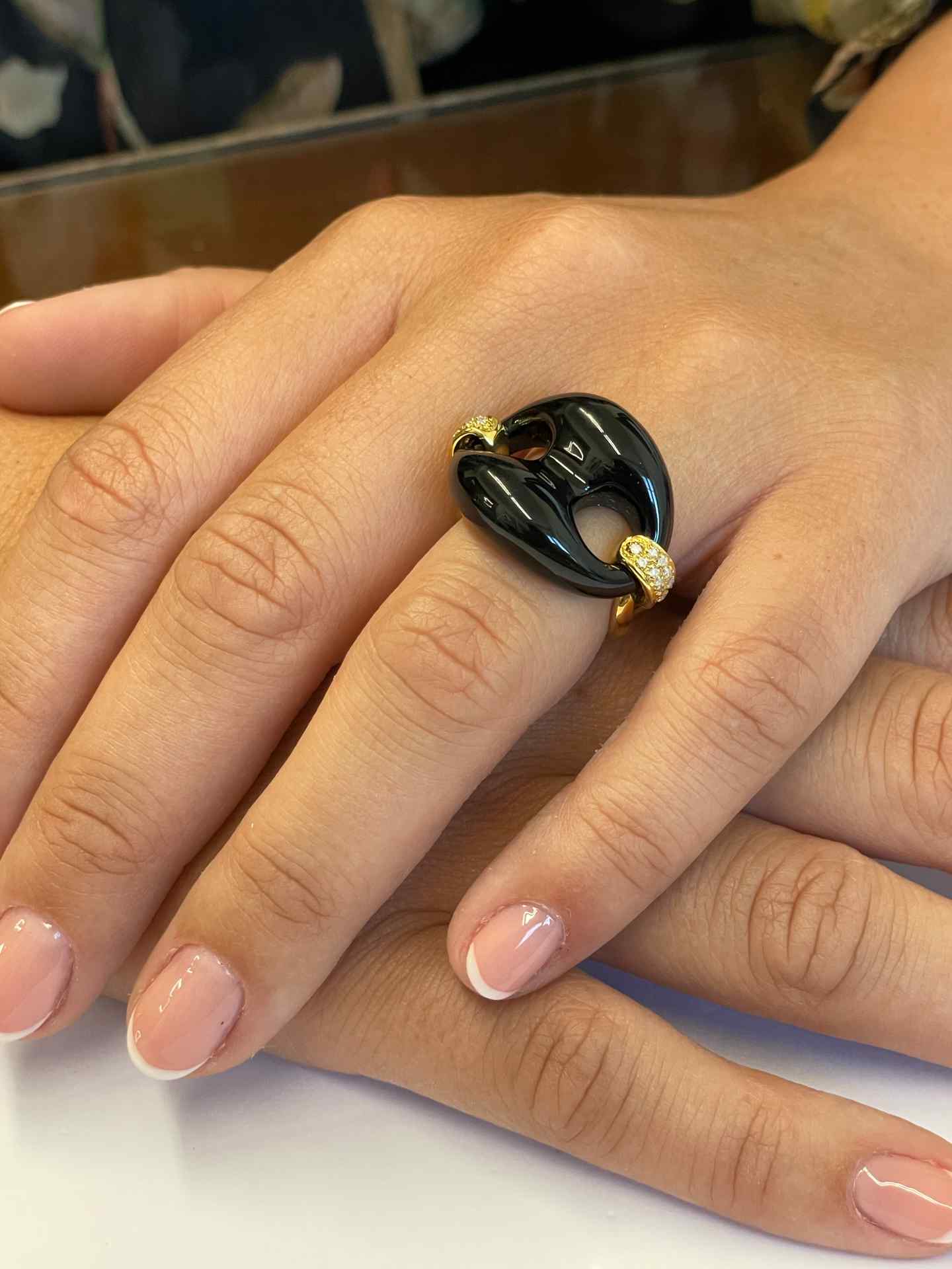 Anillo FIGUERAS en oro amarillo 18 kilates con onix y brillantes.