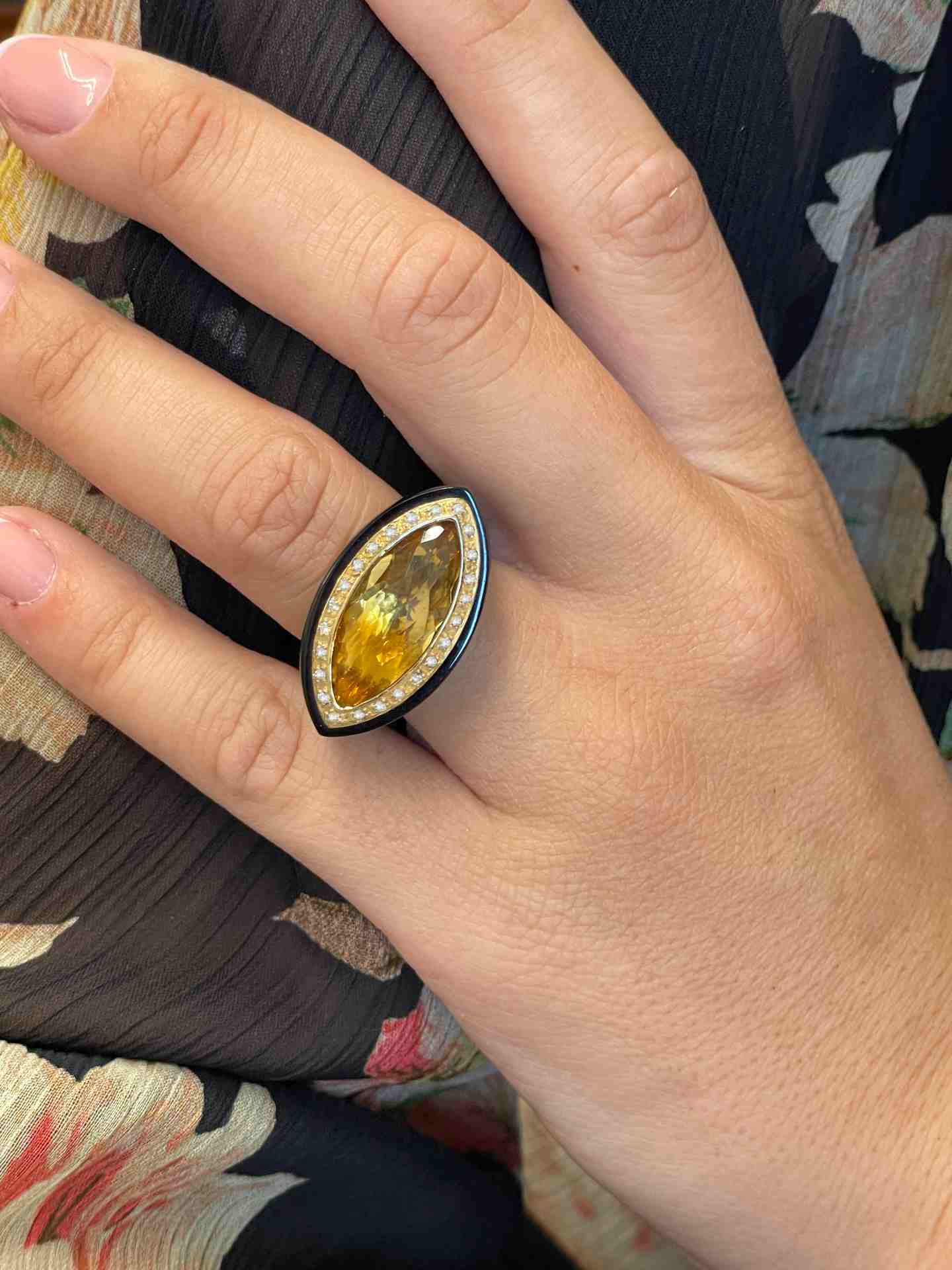 Anillo COMILLAS de onix con oro amarillo 18 kilates citrino y brillantes.