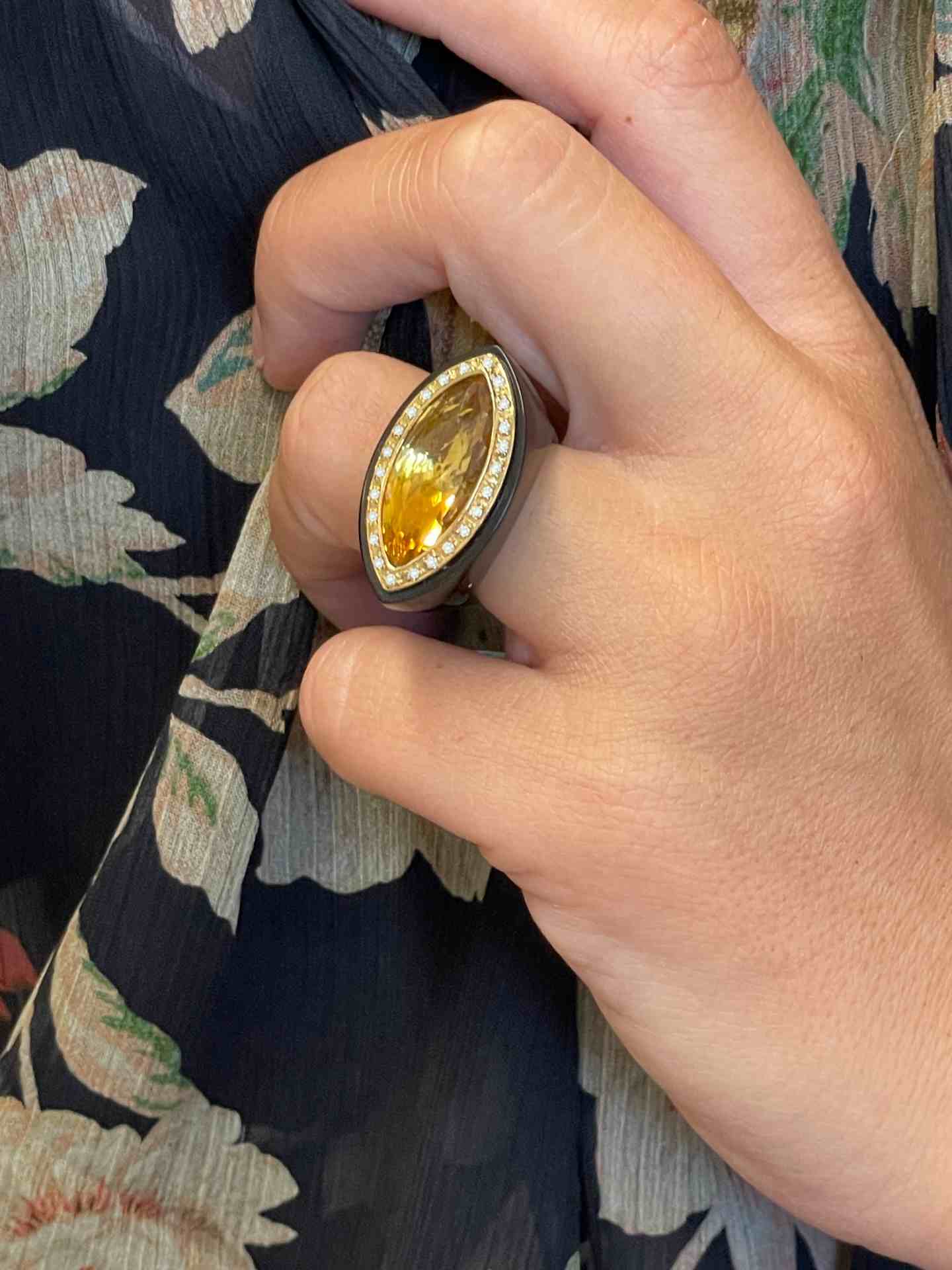 Anillo COMILLAS de onix con oro amarillo 18 kilates citrino y brillantes.