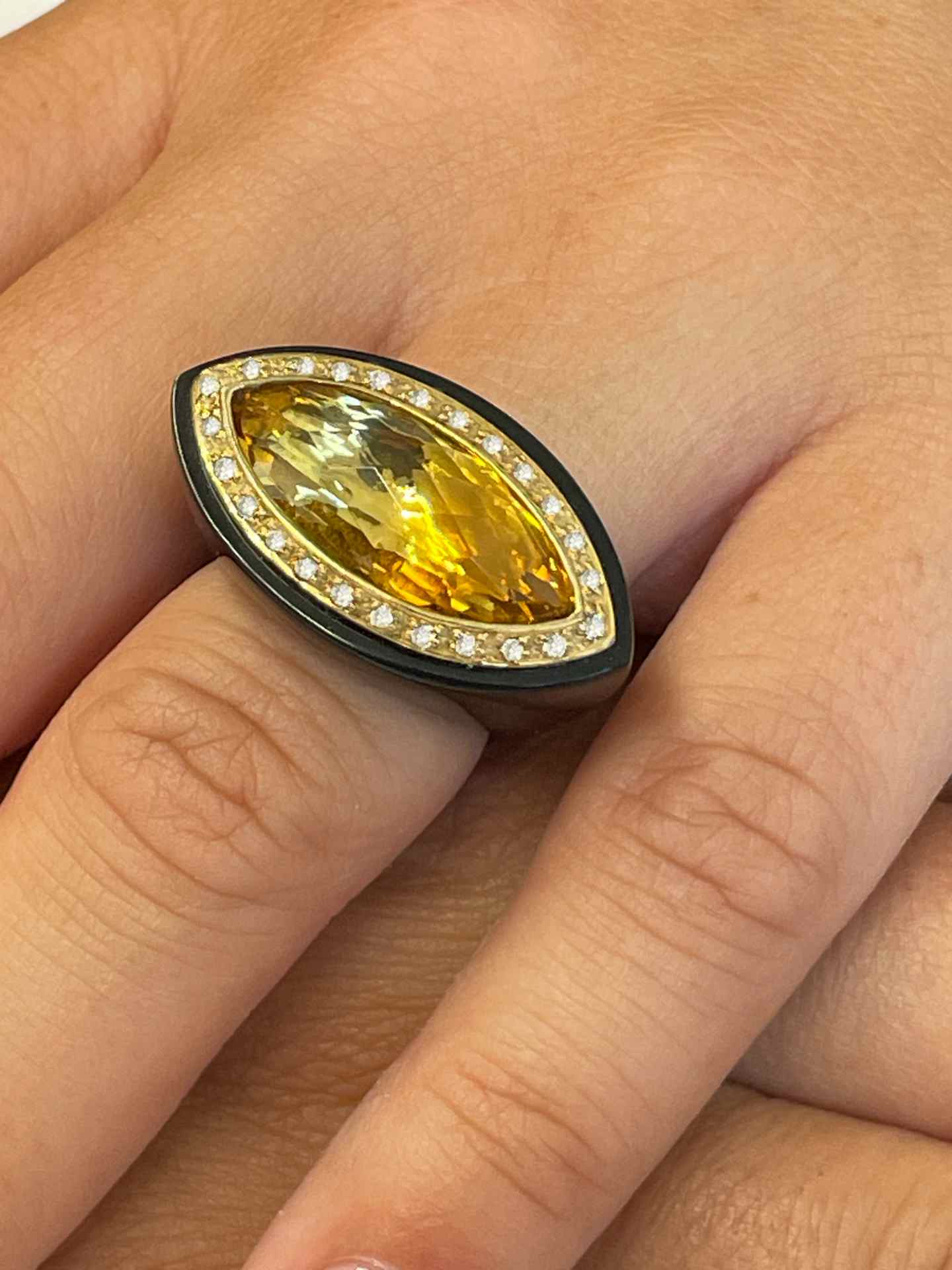 Anillo COMILLAS de onix con oro amarillo 18 kilates citrino y brillantes.
