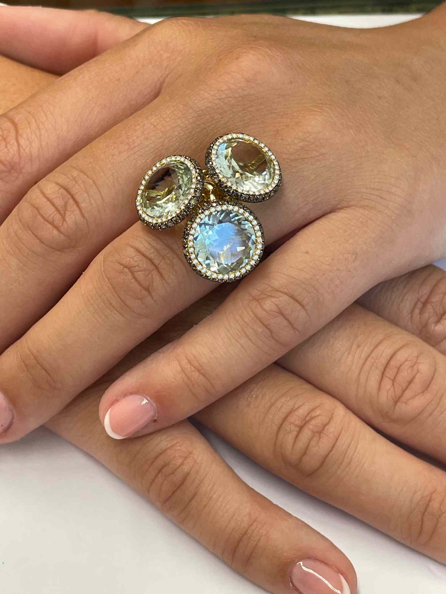 Anillo LAREDO amatista verde con brillantes en oro amarillo 18 kilates