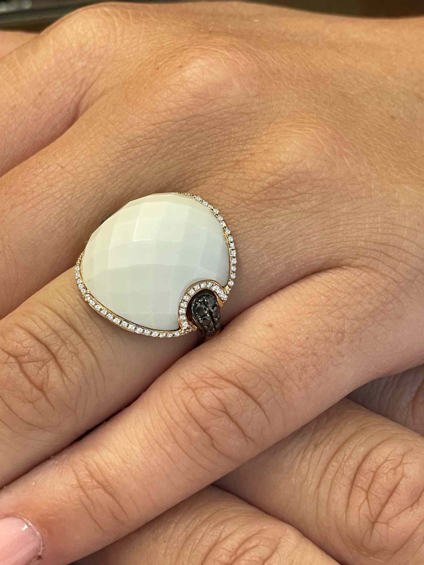 Anillo TORRELAVEGA ágata blanca con brillantes en oro rosa 18 kilates