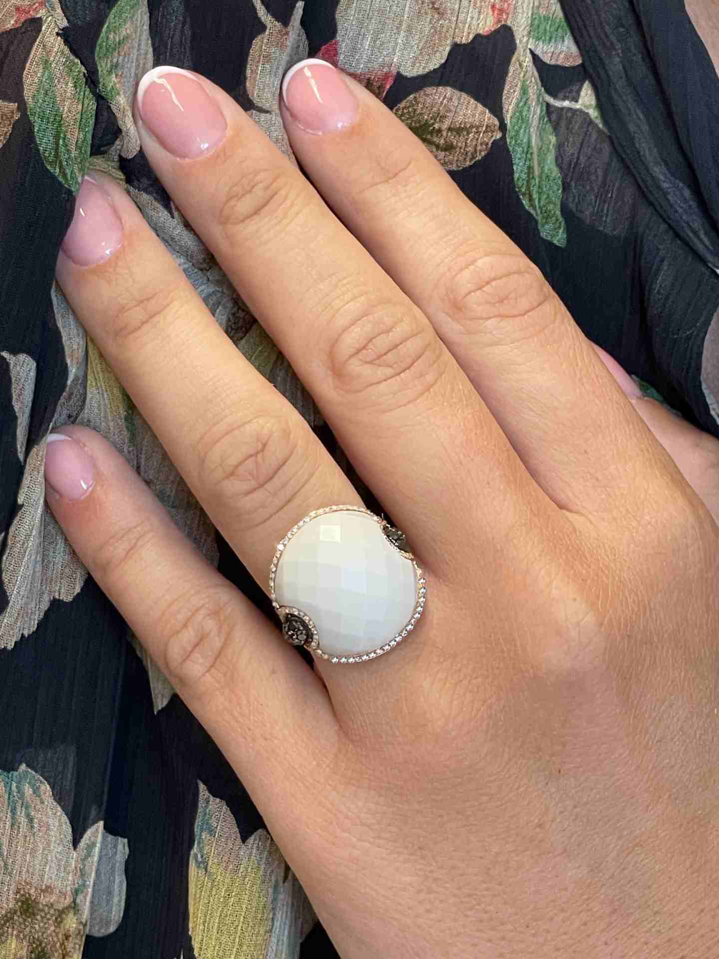 Anillo TORRELAVEGA ágata blanca con brillantes en oro rosa 18 kilates