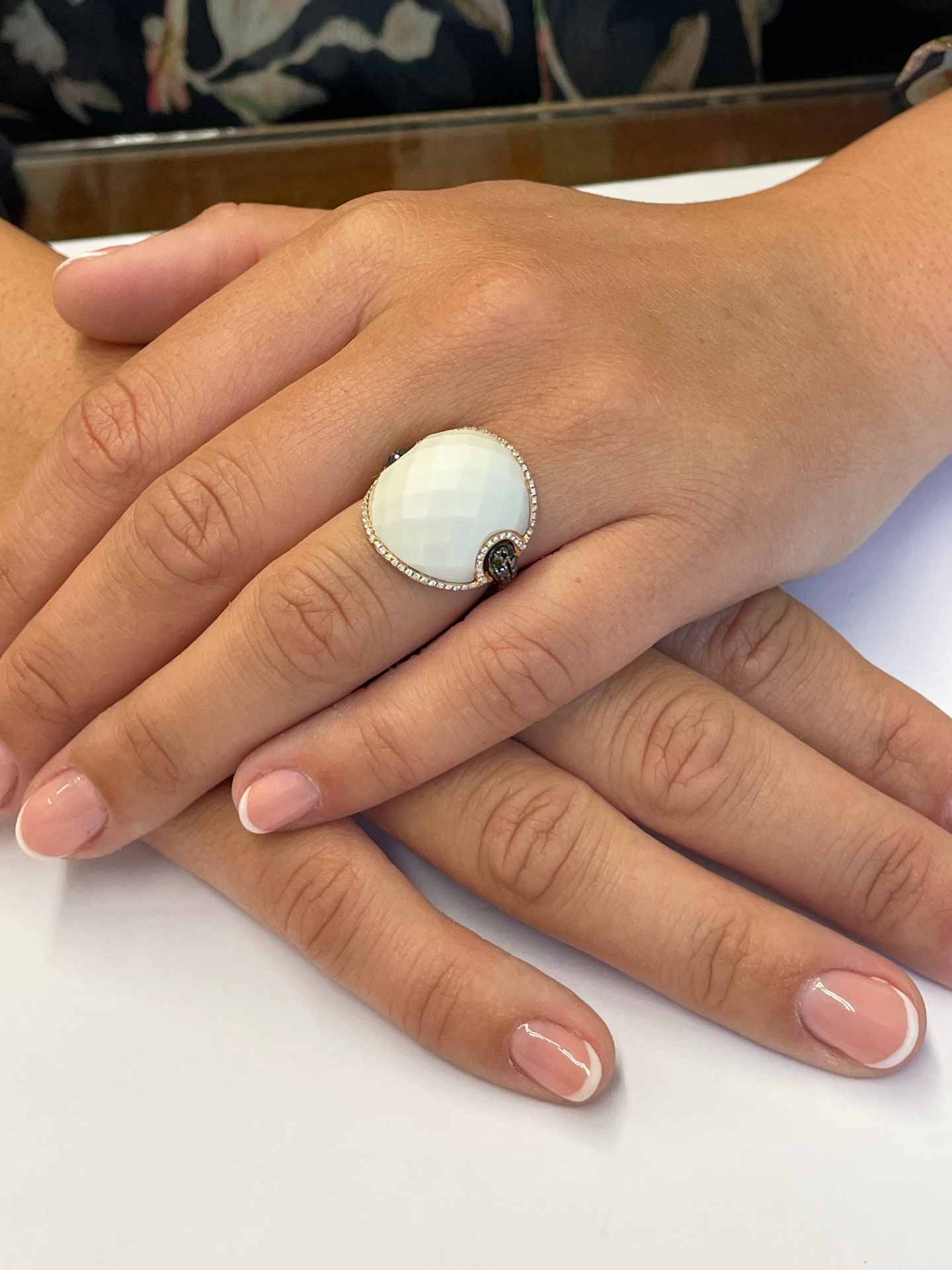 Anillo TORRELAVEGA ágata blanca con brillantes en oro rosa 18 kilates