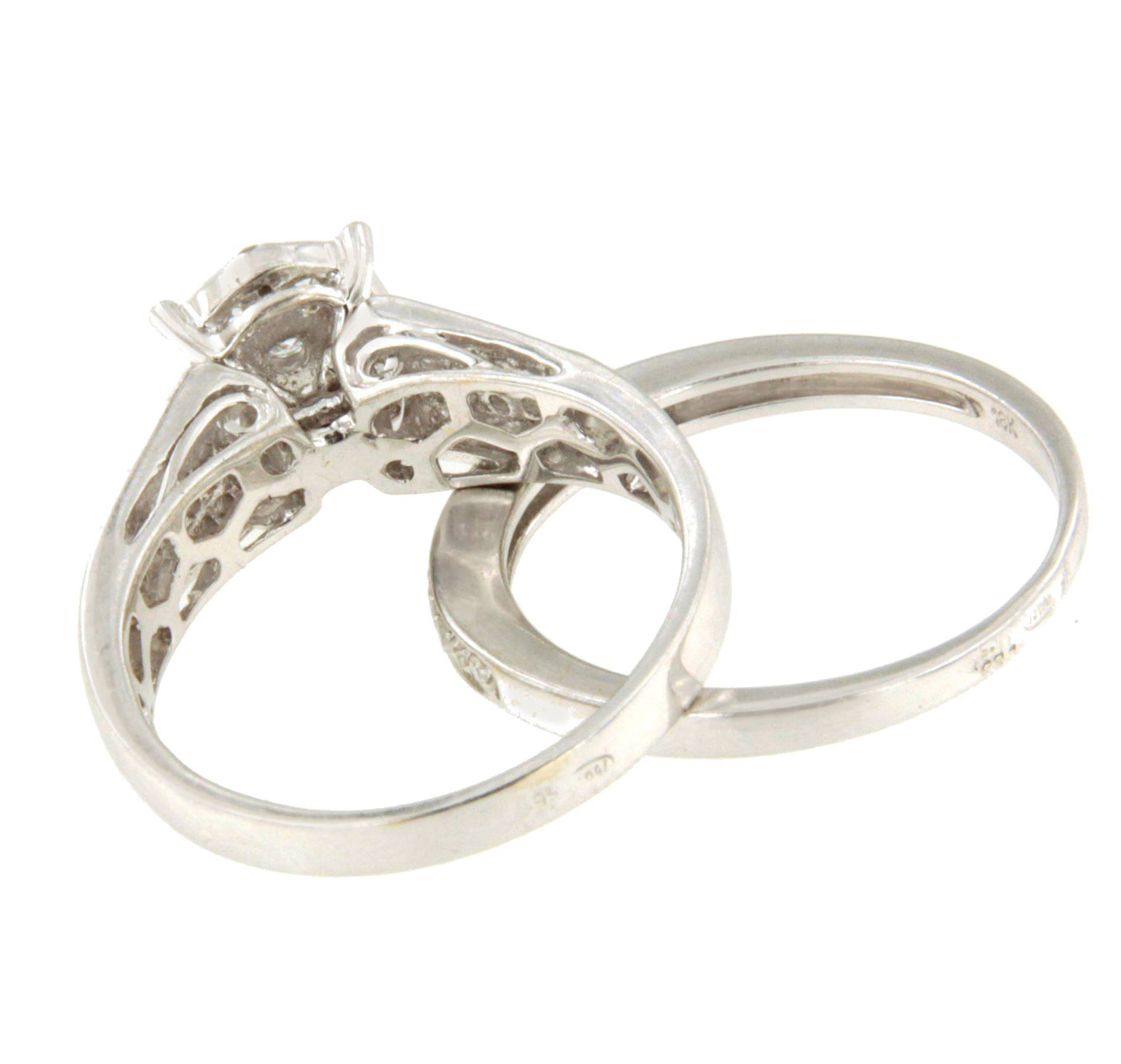 LEEDS oval ring in 18k white gold with diamonds and baguettes.