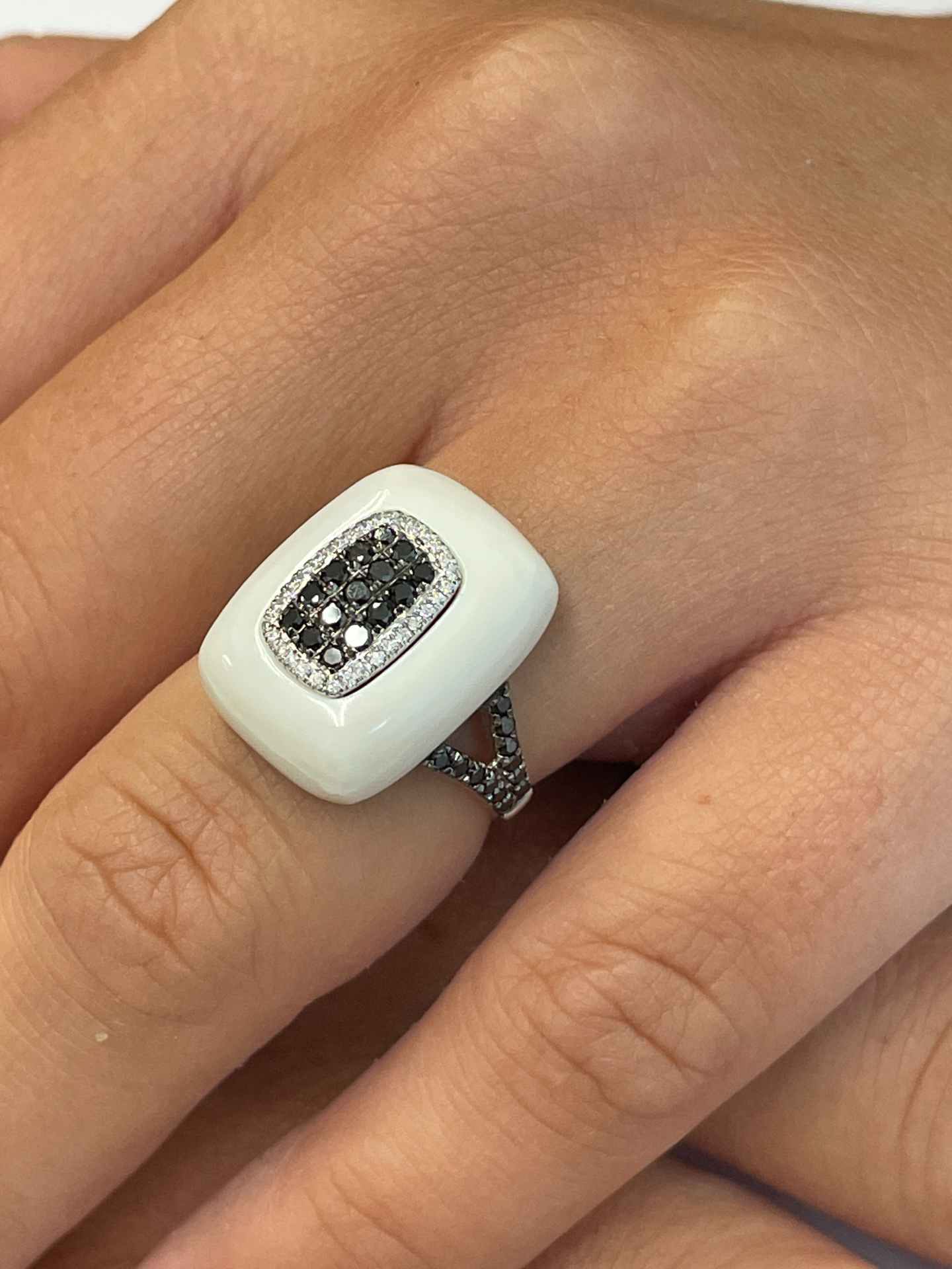 Anillo REINOSA ágata blanca con brillantes en oro blanco 18 kilates