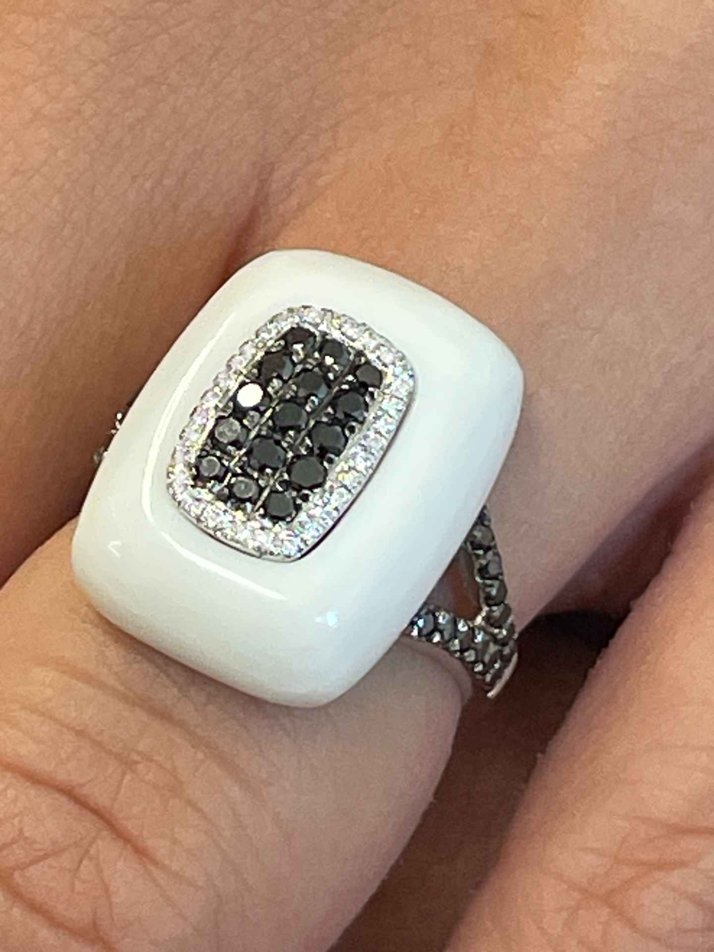 Anillo REINOSA ágata blanca con brillantes en oro blanco 18 kilates