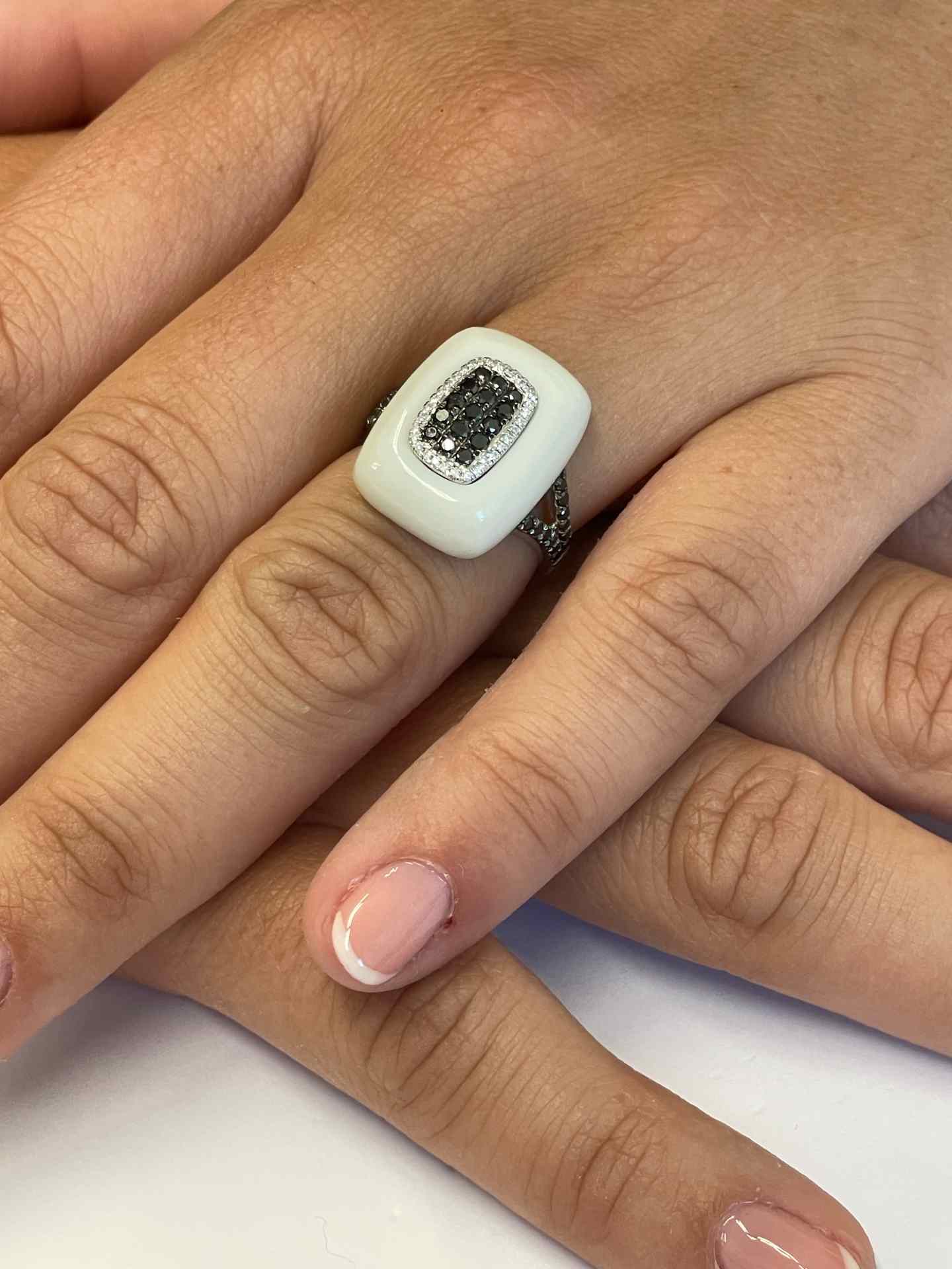 Anillo REINOSA ágata blanca con brillantes en oro blanco 18 kilates